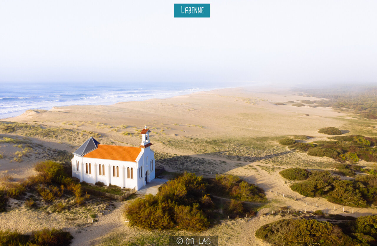 Chapelle Sainte-Th�r�se sur les dunes de Labenne Oc�an, pr�s de la plage.