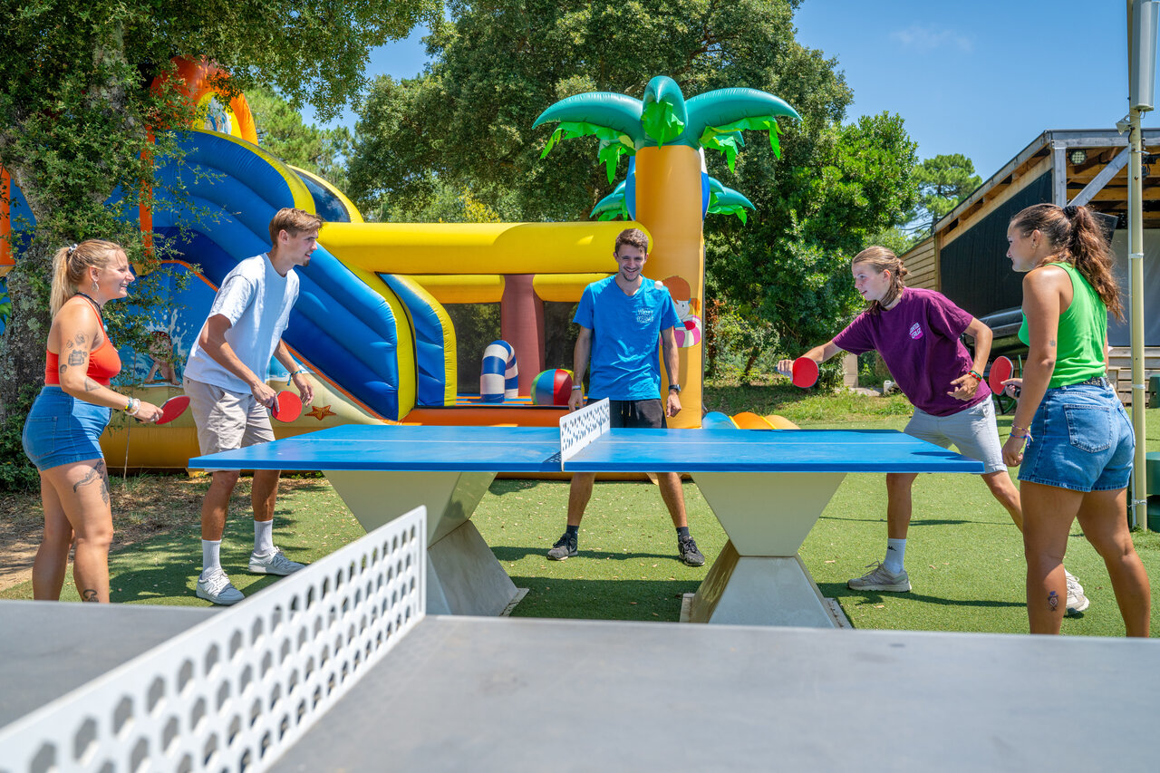 Jeunes jouant au ping-pong pr�s de jeux gonflables au camping VAGUES OCEANES Boudigau � LABENNE OCEAN (40).