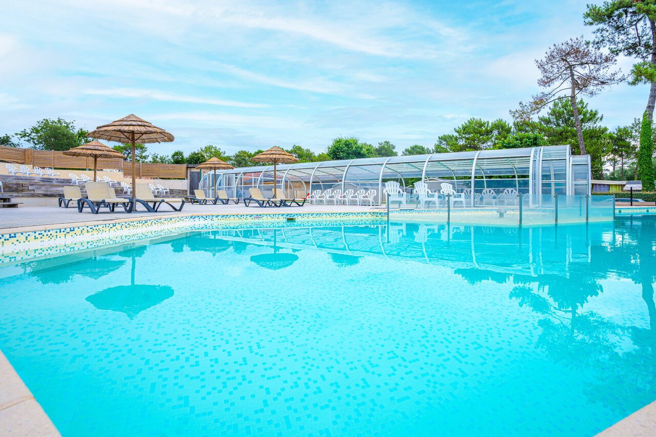 Piscine ext�rieure, bassin couvert, transats au camping VAGUES OCEANES Boudigau � LABENNE OCEAN (40).