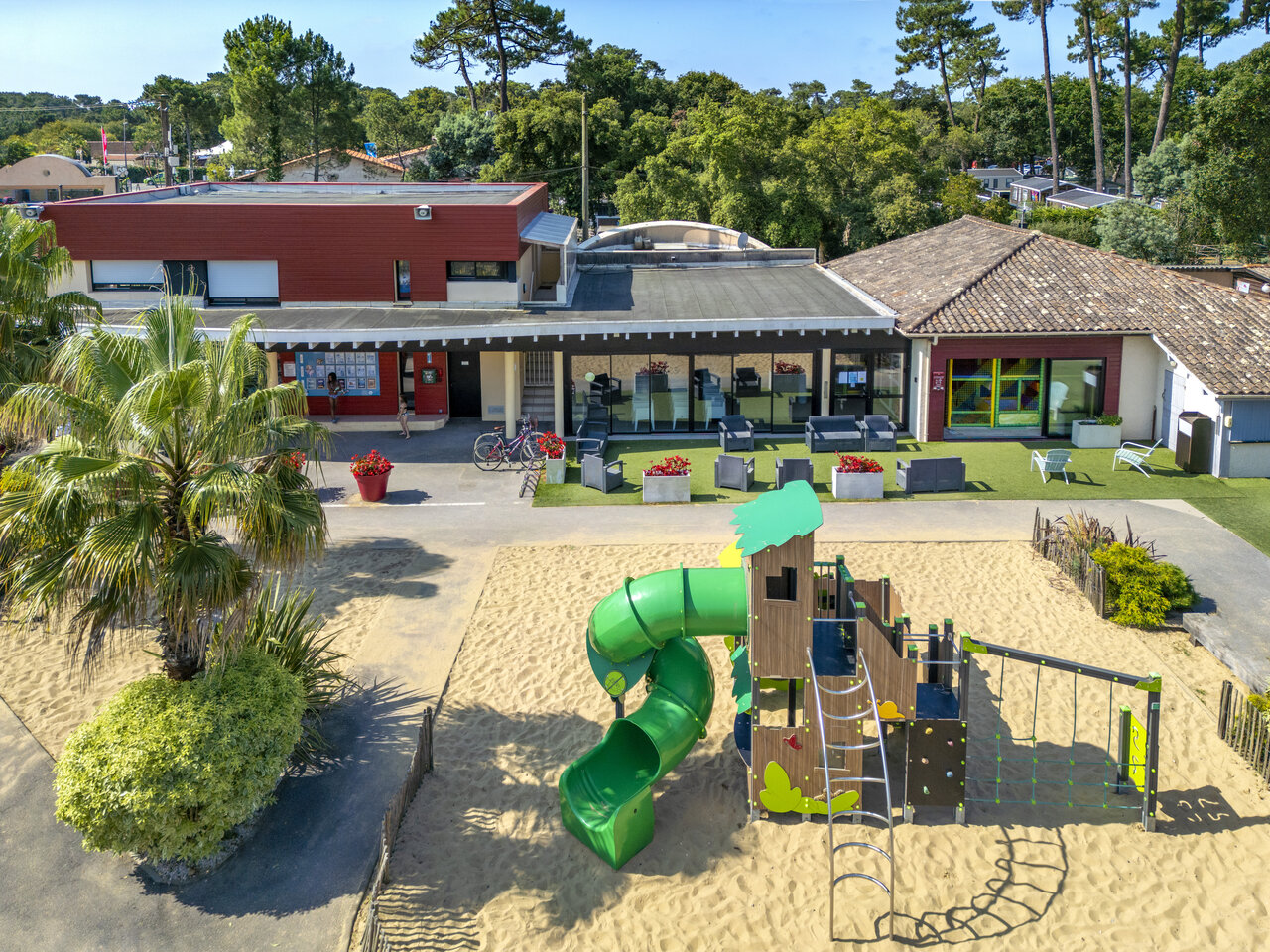 Aire de jeux, toboggan, b�timents principaux du camping VAGUES OCEANES Boudigau � LABENNE OCEAN (40).