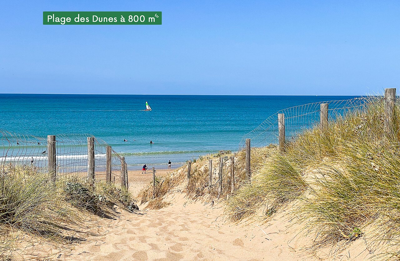 Plage des Dunes, chemin sablonneux vers l'oc�an au camping CLICOCHIC Brandais.