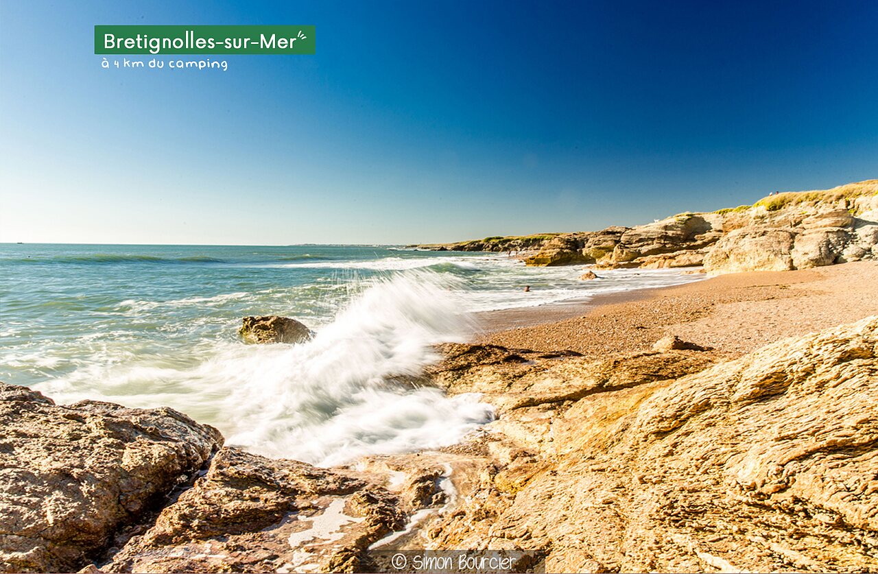 Plage rocheuse avec vagues d�ferlantes � Br�tignolles-sur-Mer, Vend�e.