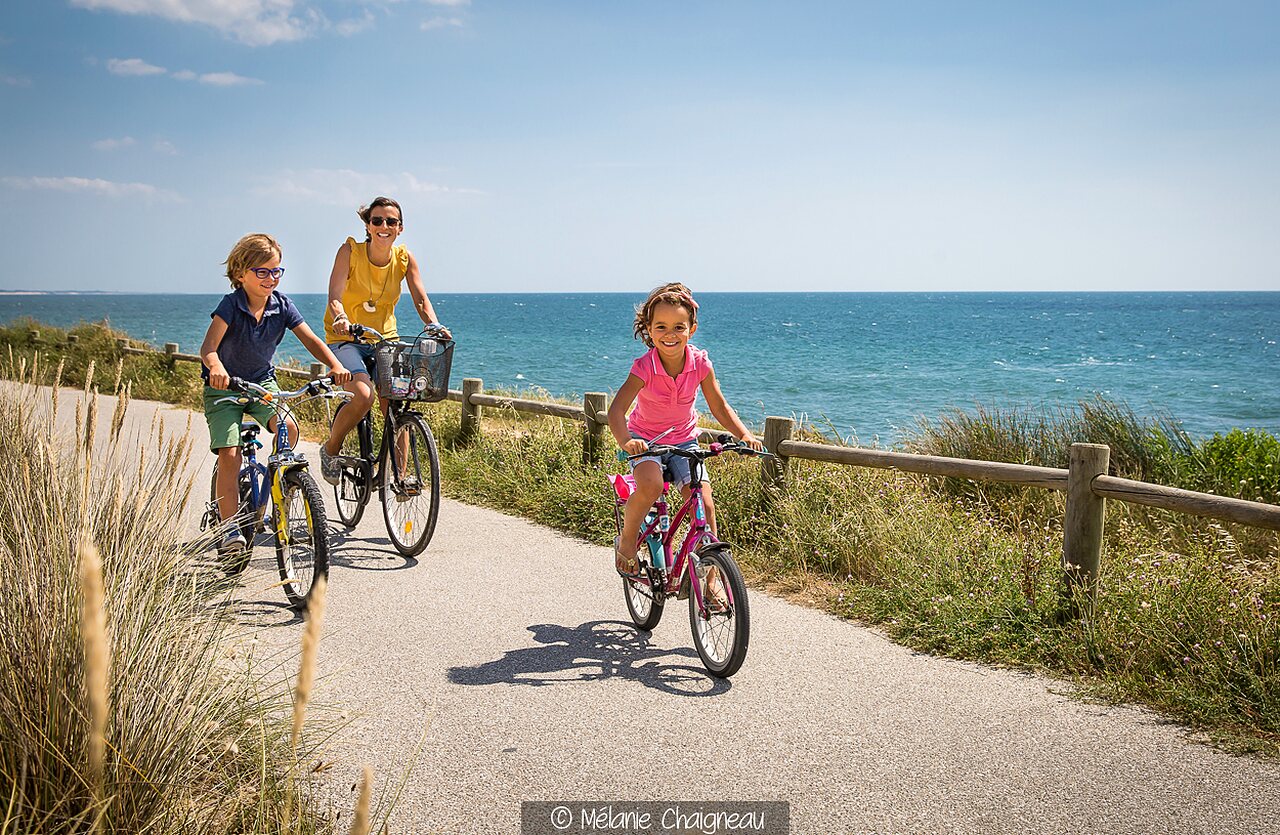 Famille � v�lo sur piste cyclable c�ti�re, mer, au camping CLICOCHIC Brandais � Brem sur Mer.