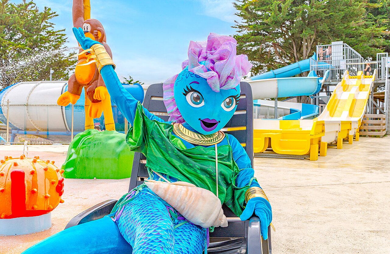 Mascotte sir�ne et toboggans aquatiques au camping CLICOCHIC Brandais � Brem sur Mer (85)