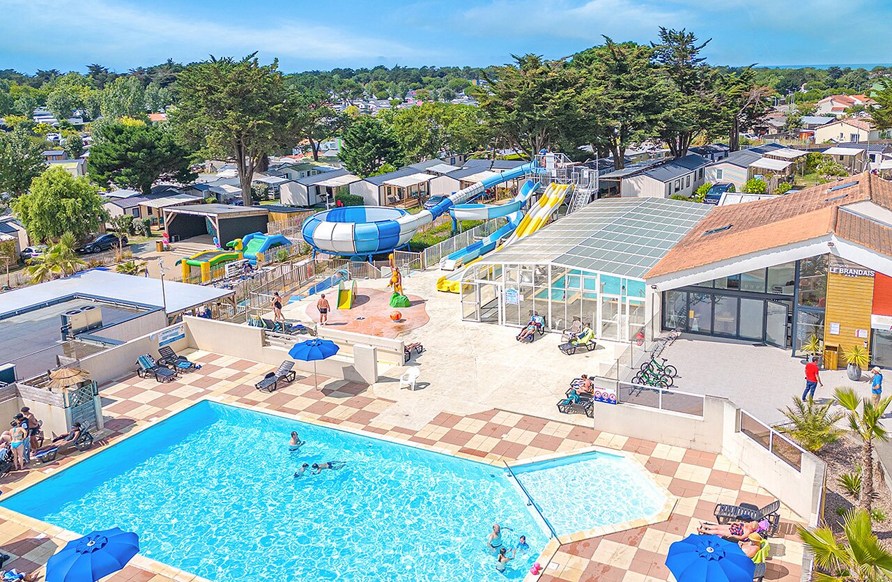 Piscine ext�rieure, toboggans aquatiques et espace jeux au camping CLICOCHIC Brandais � Brem sur Mer (85).