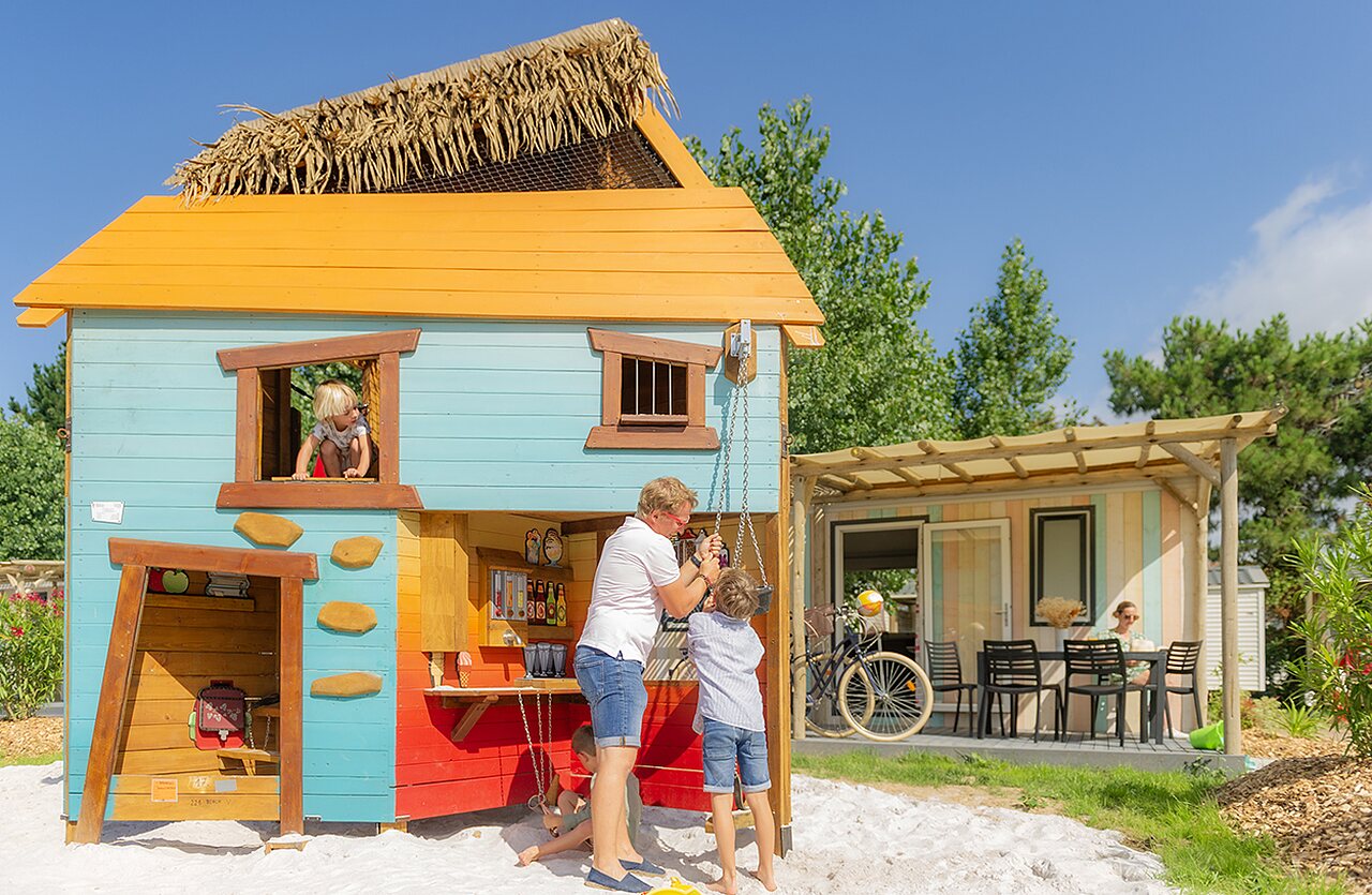 Cabane de jeux color�e et Mobil-home familial au camping CLICOCHIC Brandais (85).