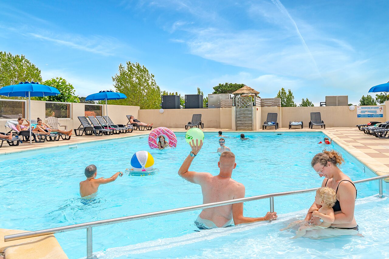 Piscine ext�rieure, familles avec jeux aquatiques au camping CLICOCHIC Brandais � Brem sur Mer (85).