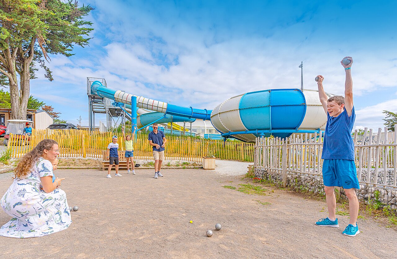 Famille jouant � la p�tanque, toboggans aquatiques, camping CLICOCHIC Brandais, Brem sur Mer (85).