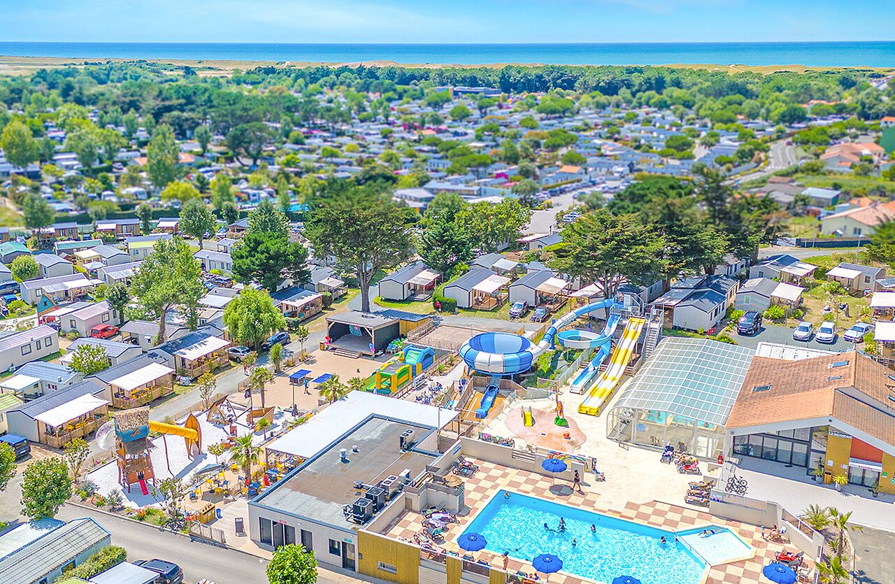Vue a�rienne parc aquatique, Mobil-homes au camping CLICOCHIC Brandais � Brem sur Mer.