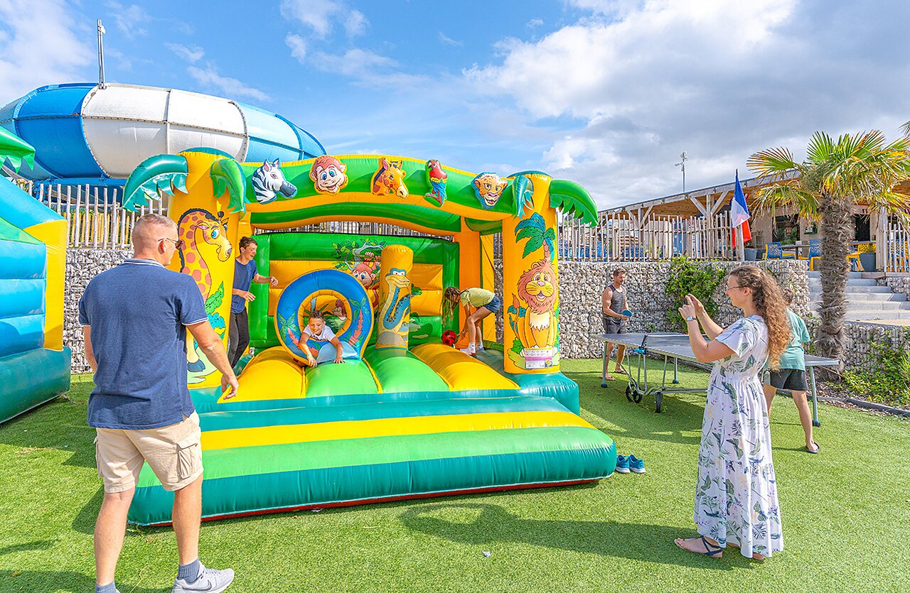 Ch�teau gonflable, toboggan aquatique au camping CLICOCHIC Brandais, Brem sur Mer (85).