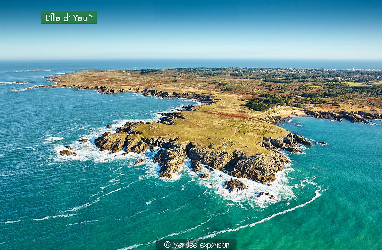 C�te sauvage de l'�le d'Yeu, falaises rocheuses et mer turquoise en Vend�e.