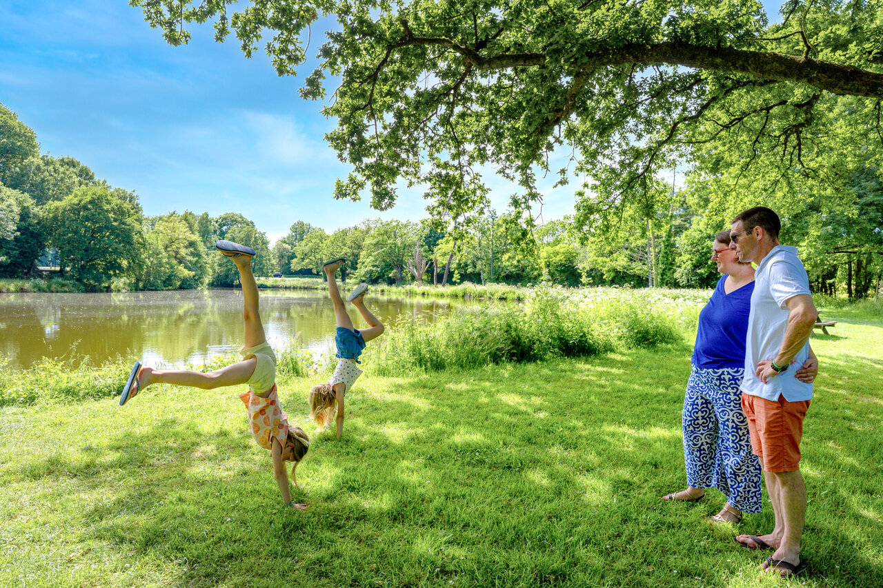 Enfants faisant des roues pr�s du lac, au camping CAPFUN Breteche � Les Epesses (85).