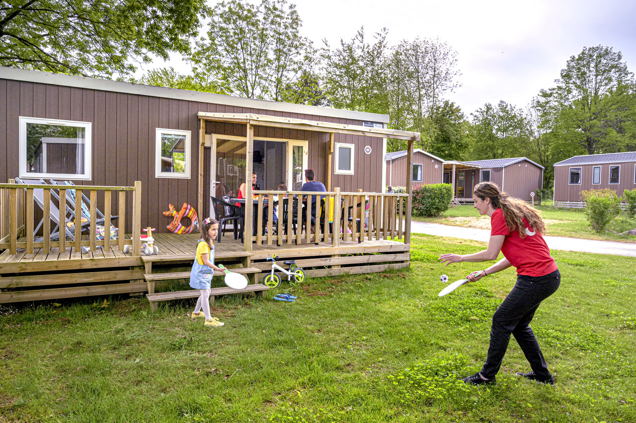 Mobile home, famille active au camping CAPFUN Breteche � Les Epesses (85).