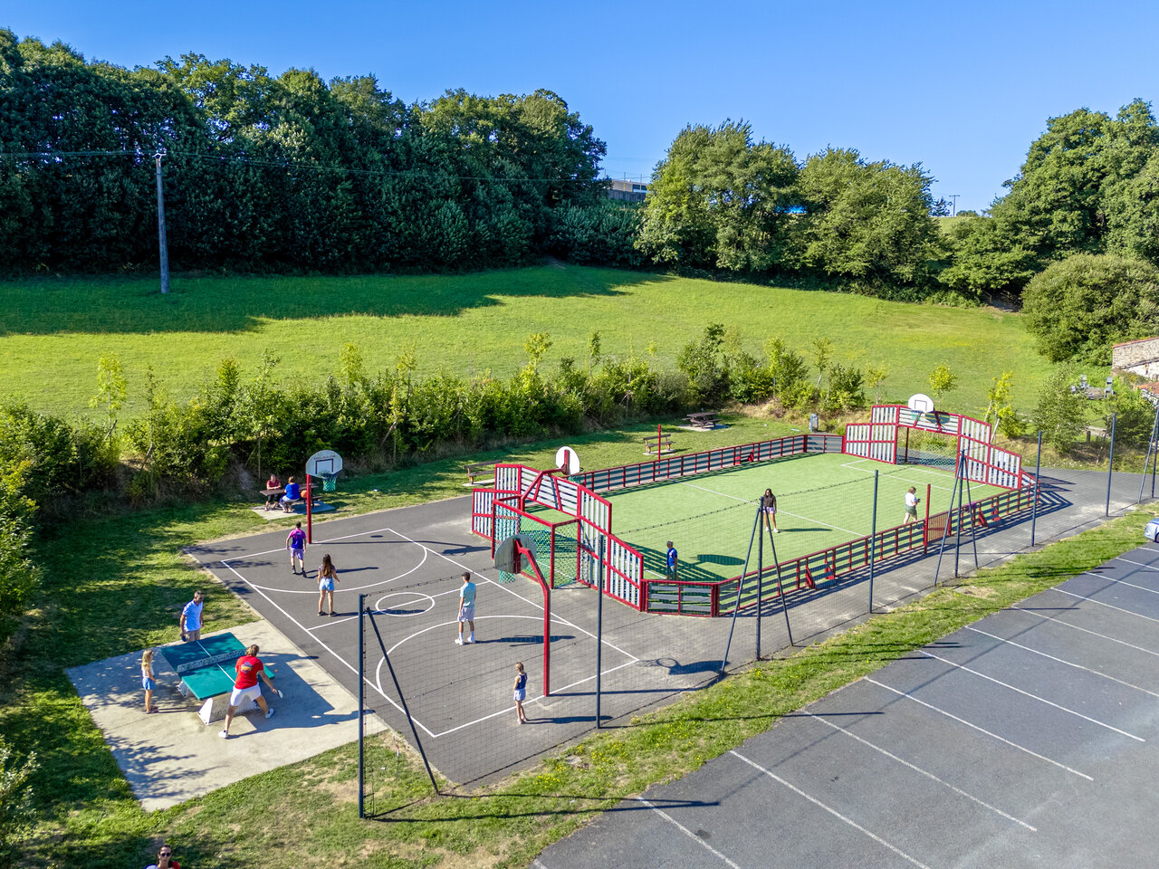 Terrain multisport, basket, ping-pong au camping CAPFUN Breteche � Les Epesses (85).