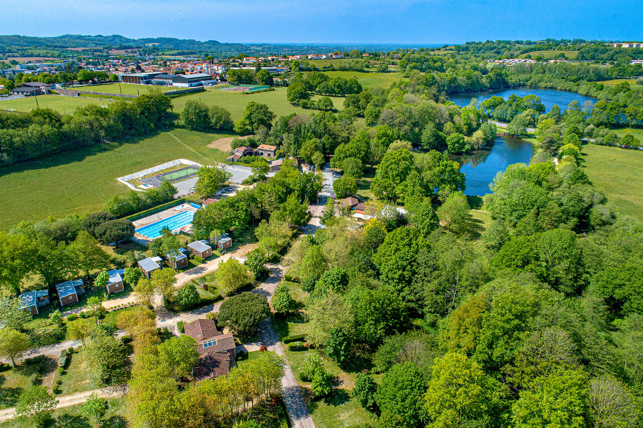Vue a�rienne du camping CAPFUN Breteche, piscine, h�bergements et lac (85).