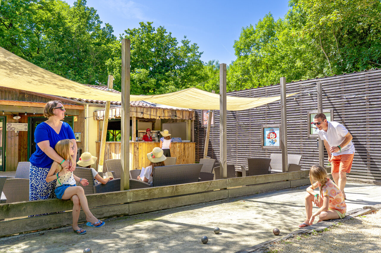 Terrain de p�tanque et bar ext�rieur au camping CAPFUN Breteche � Les Epesses (85).