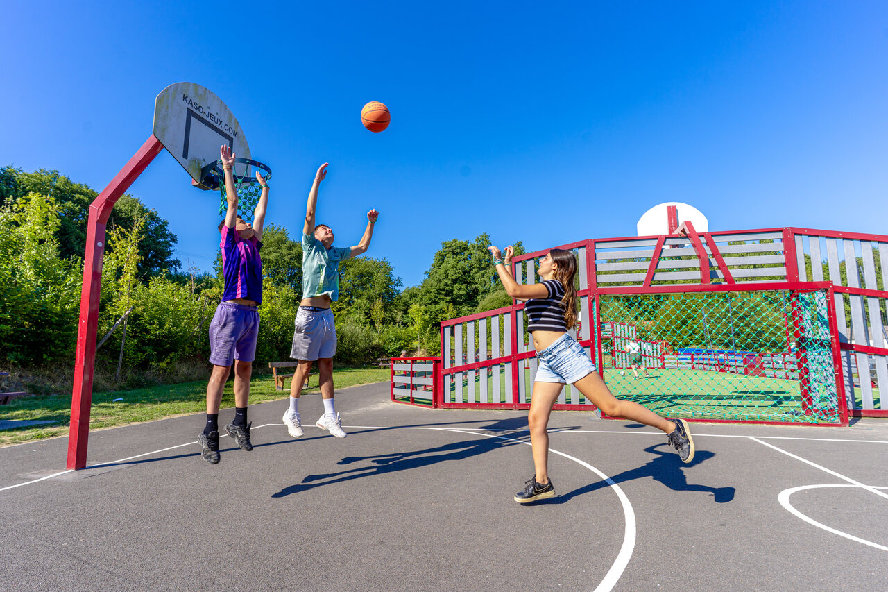 Jeunes jouant basketball sur terrain multisport au CAPFUN Breteche Les Epesses (85).