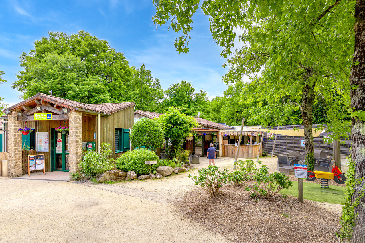 R�ception, bar et aire de jeux au camping CAPFUN Breteche � Les Epesses.