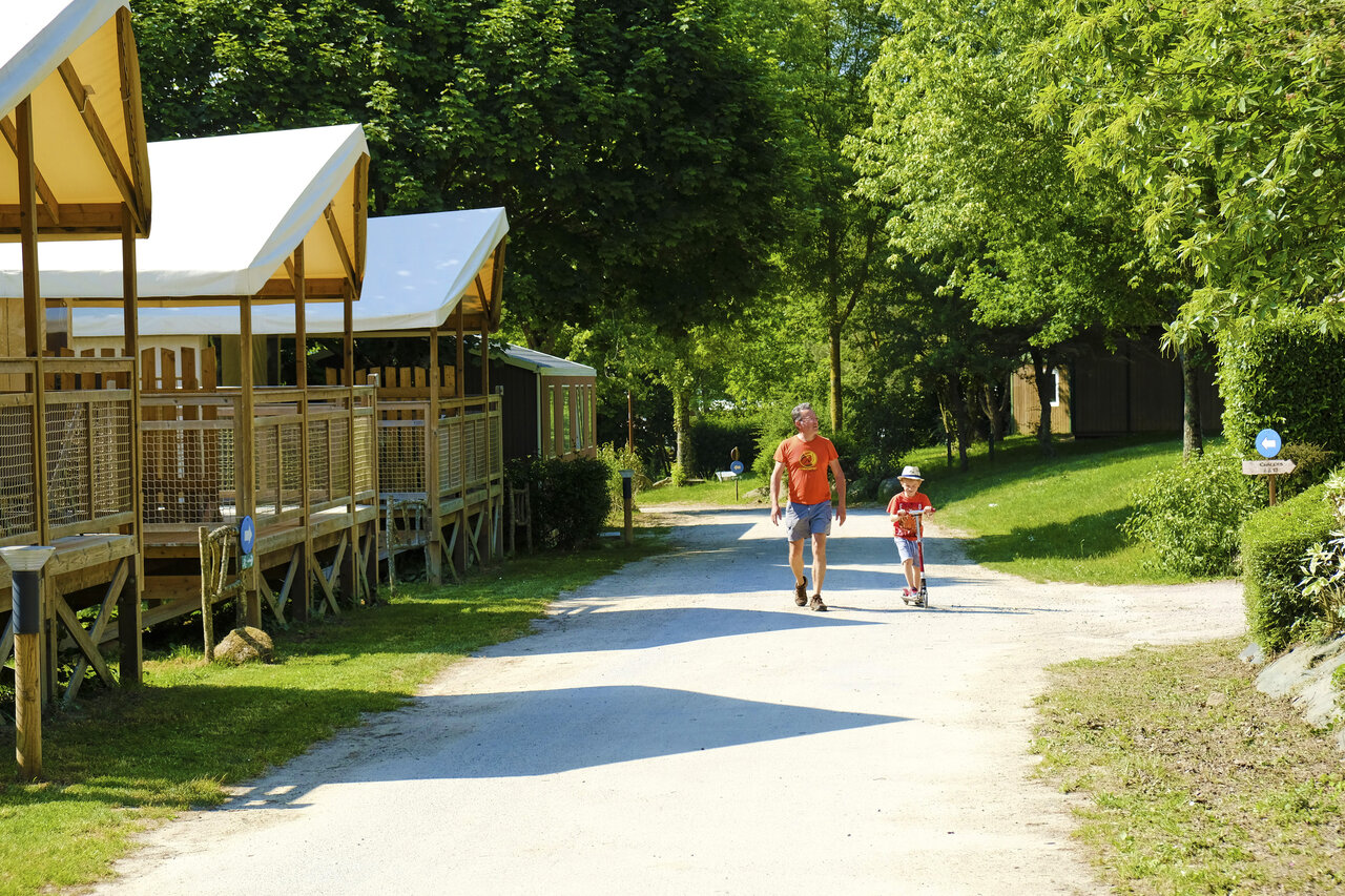 H�bergements, chemin, p�re et enfant au camping CAPFUN Breteche � Les Epesses (85).
