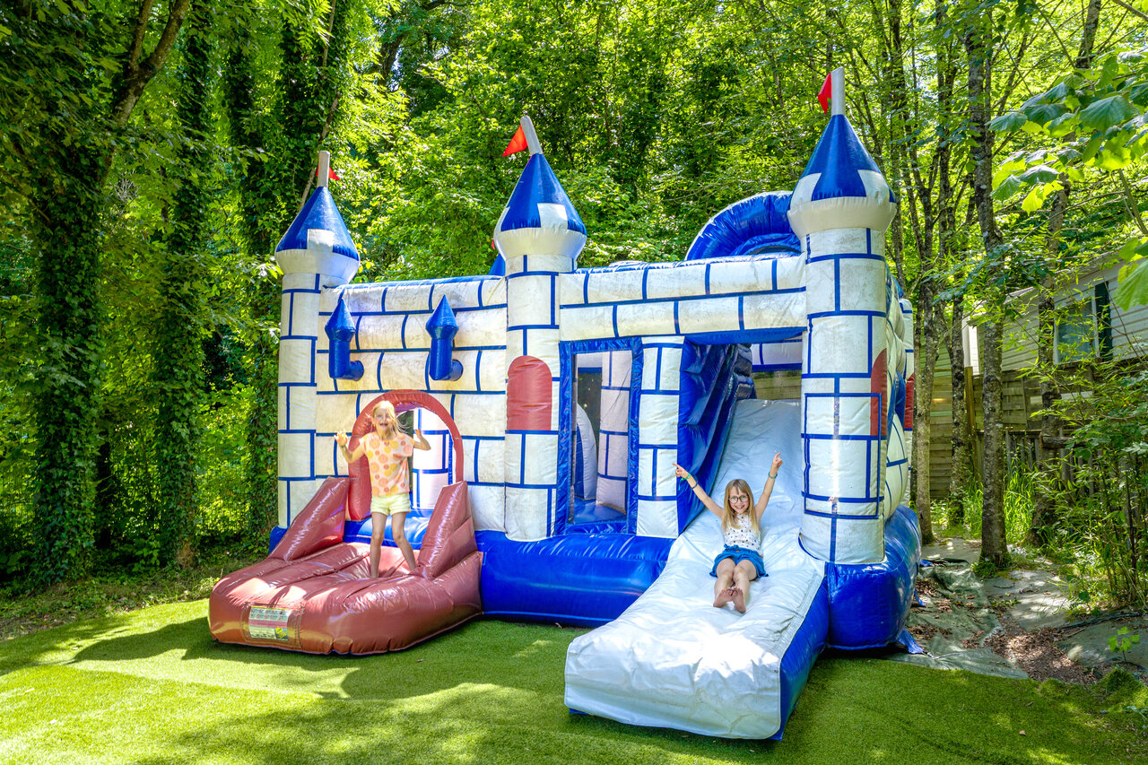 Ch�teau gonflable, toboggans et enfants au camping CAPFUN Breteche, Les Epesses (85).