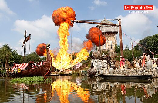 Spectacle historique avec bateaux vikings et explosions au Puy du Fou, Les Epesses.