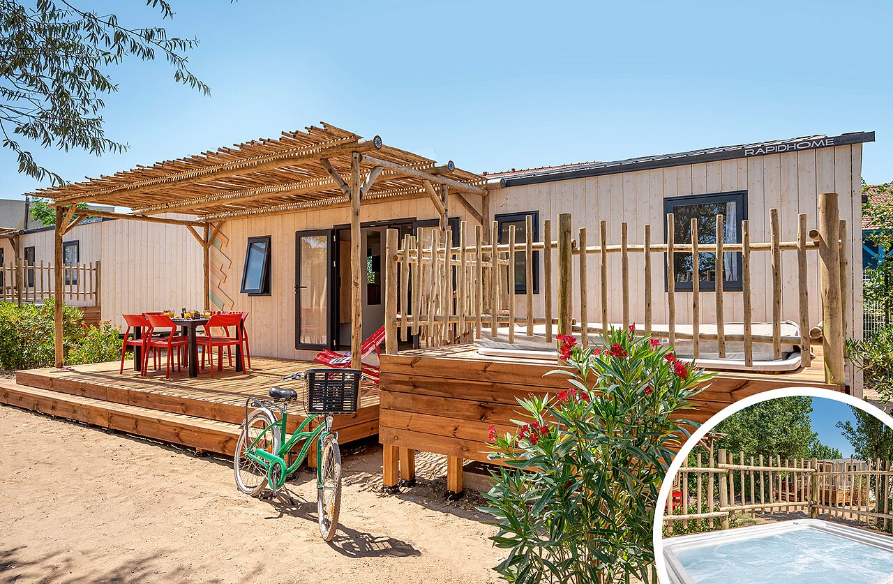 Mascotte fleur souriante avec abeille, animation camping CLICOCHIC Brise de Cabourg (14).