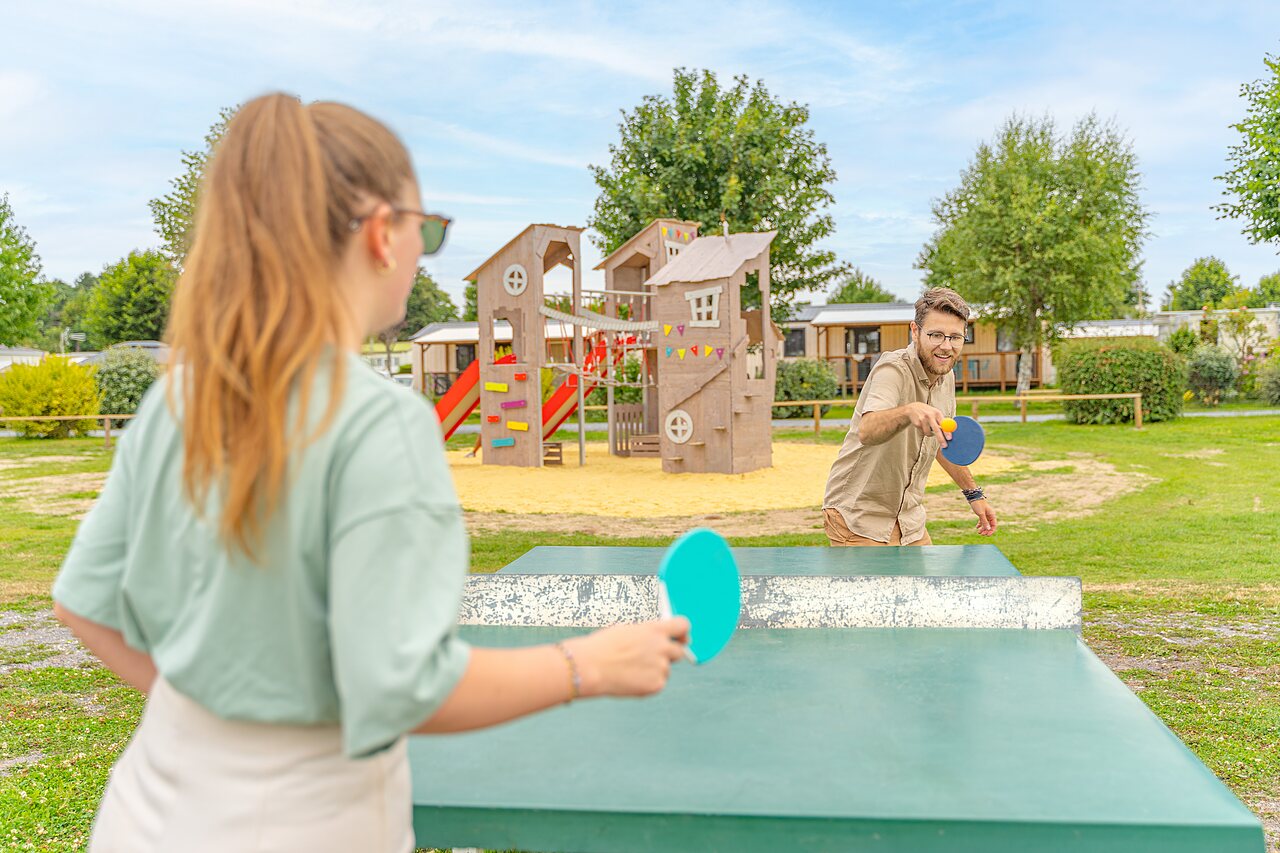Plage de sable fin et ville c�ti�re de Houlgate en Normandie.