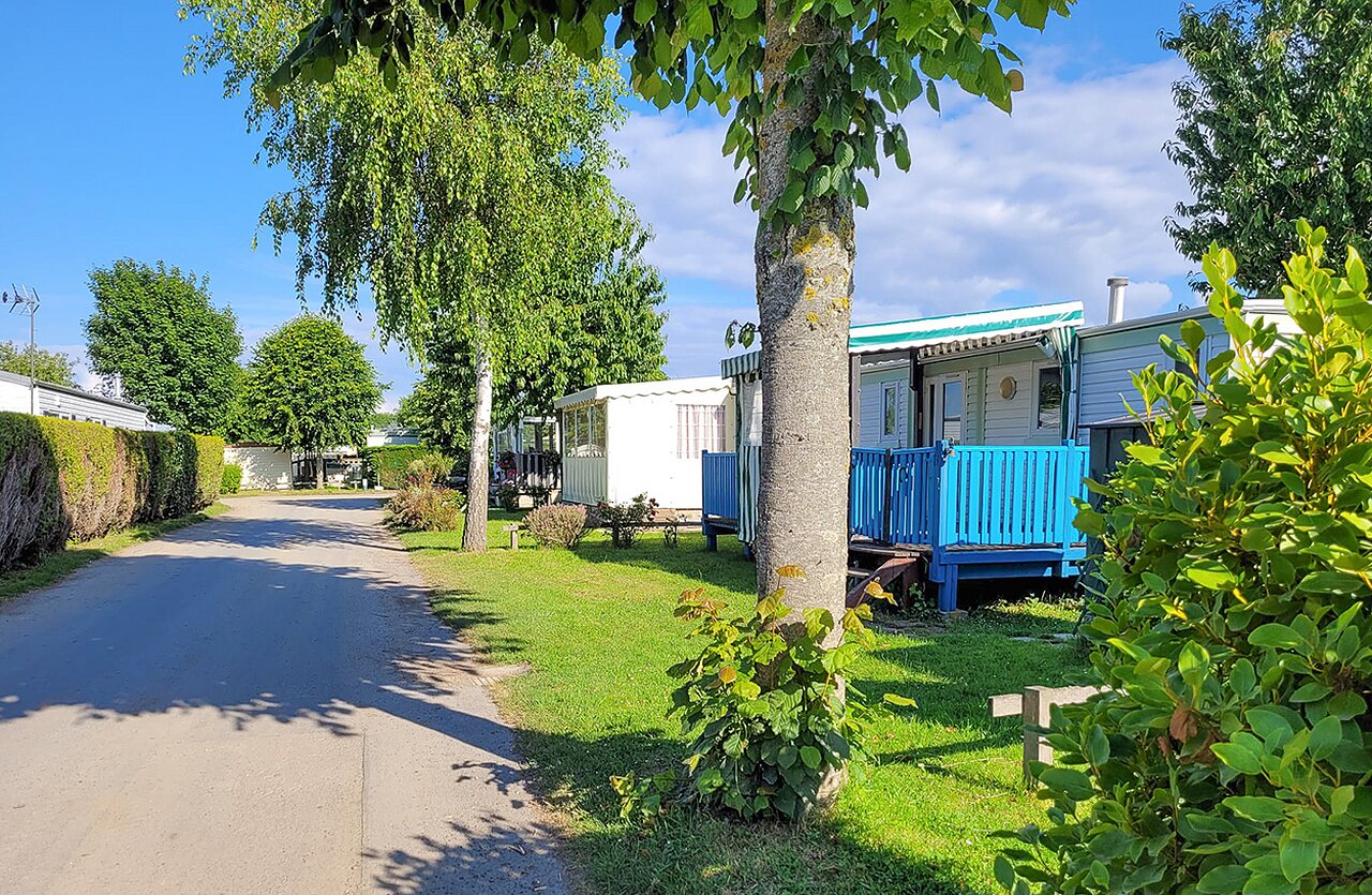 Couple jouant � la p�tanque sur terrain, au camping CLICOCHIC Brise de Cabourg � Varaville (14).