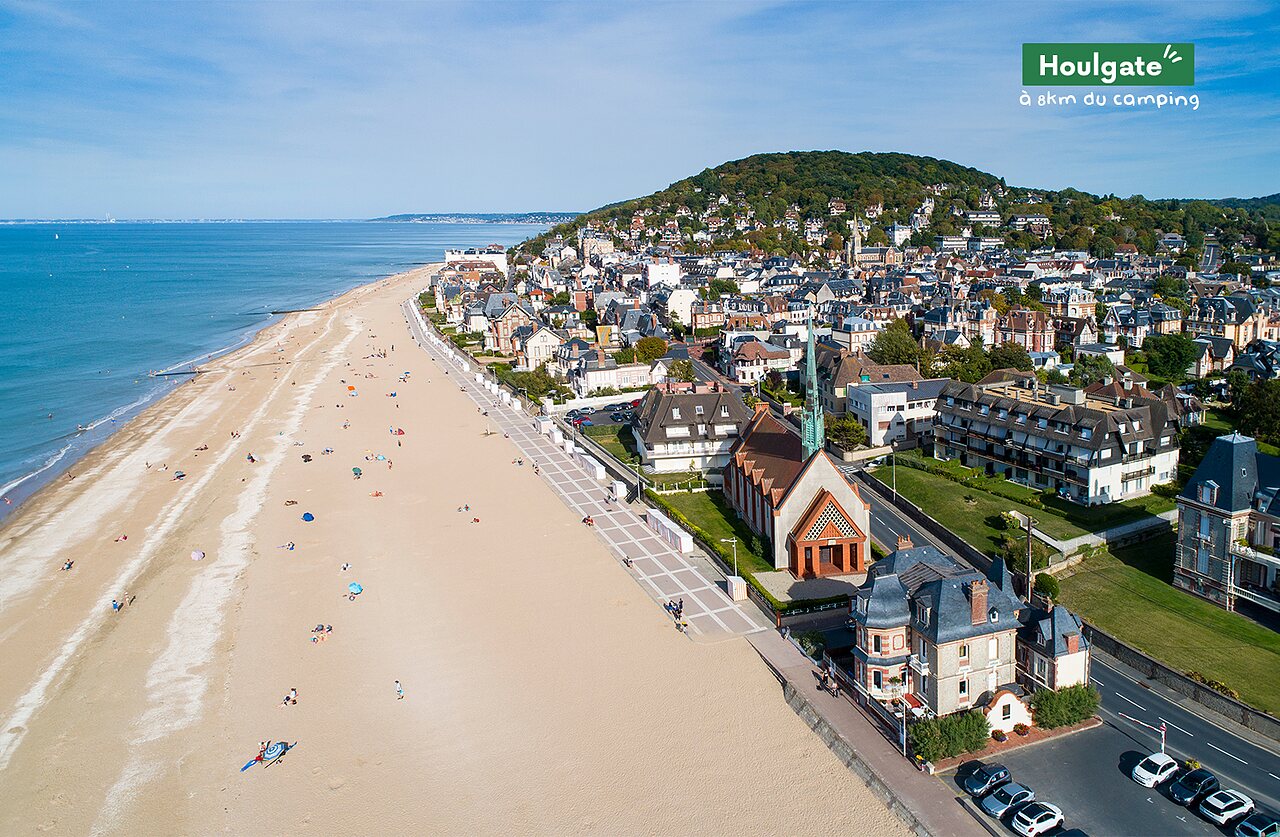 Vue a�rienne de Houlgate, ville c�ti�re et sa grande plage de sable fin.