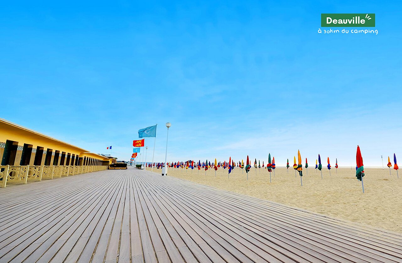 Planches de Deauville, plage avec parasols color�s et cabines, Normandie.
