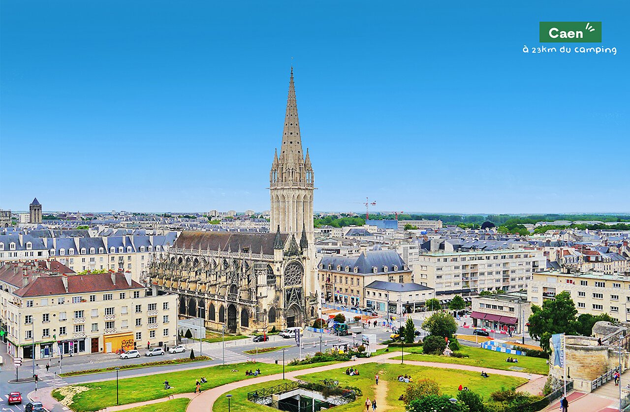 Centre-ville historique de Caen avec l'�glise Saint-Pierre, en Normandie.