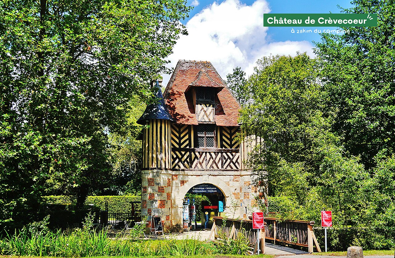 Ch�teau de Cr�vecoeur, b�timent historique � colombages � visiter pr�s du camping.