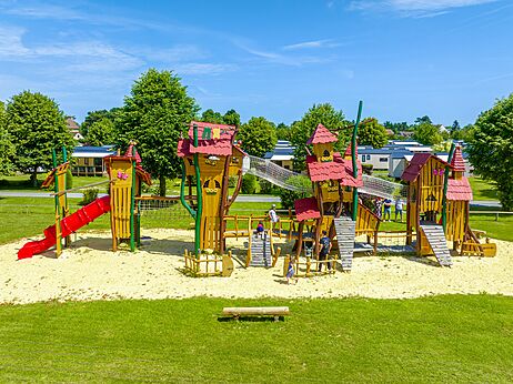 Aire de jeux pour enfants avec toboggans au camping CLICOCHIC Brise de Cabourg.