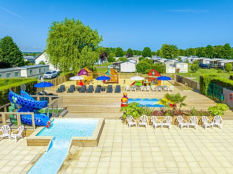 Pataugeoire, toboggan et aire de jeux enfants au camping CLICOCHIC Brise de Cabourg.