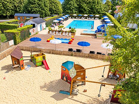 Piscine, toboggan et aire de jeux au camping CLICOCHIC Brise de Cabourg.