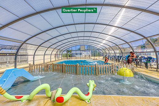 Piscine couverte, toboggan et jeux au camping CLICOCHIC Brise de Cabourg à Varaville (14).