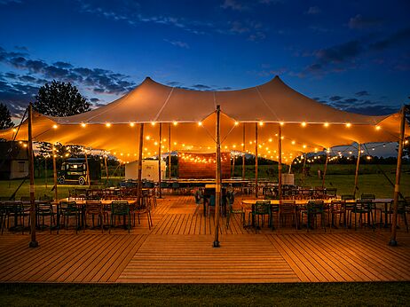 Tente restaurant au camping CLICOCHIC Brise de Cabourg à Varaville (14).