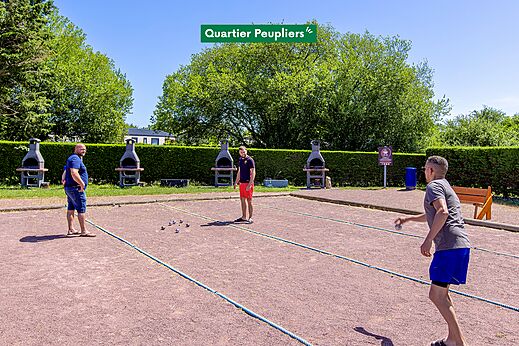 Terrain de pétanque et barbecues au camping CLICOCHIC Brise de Cabourg.