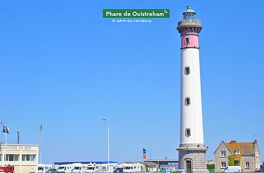 Grand phare blanc et rose de Ouistreham, lieu à visiter près de Varaville (14).