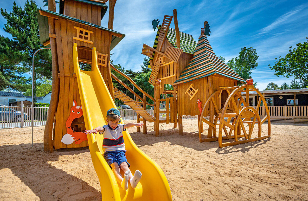 Toboggan et aire de jeux en bois pour enfants au camping CLICOCHIC Cabanes d Ol�ron � ST GEORGES D'OLERON (17).