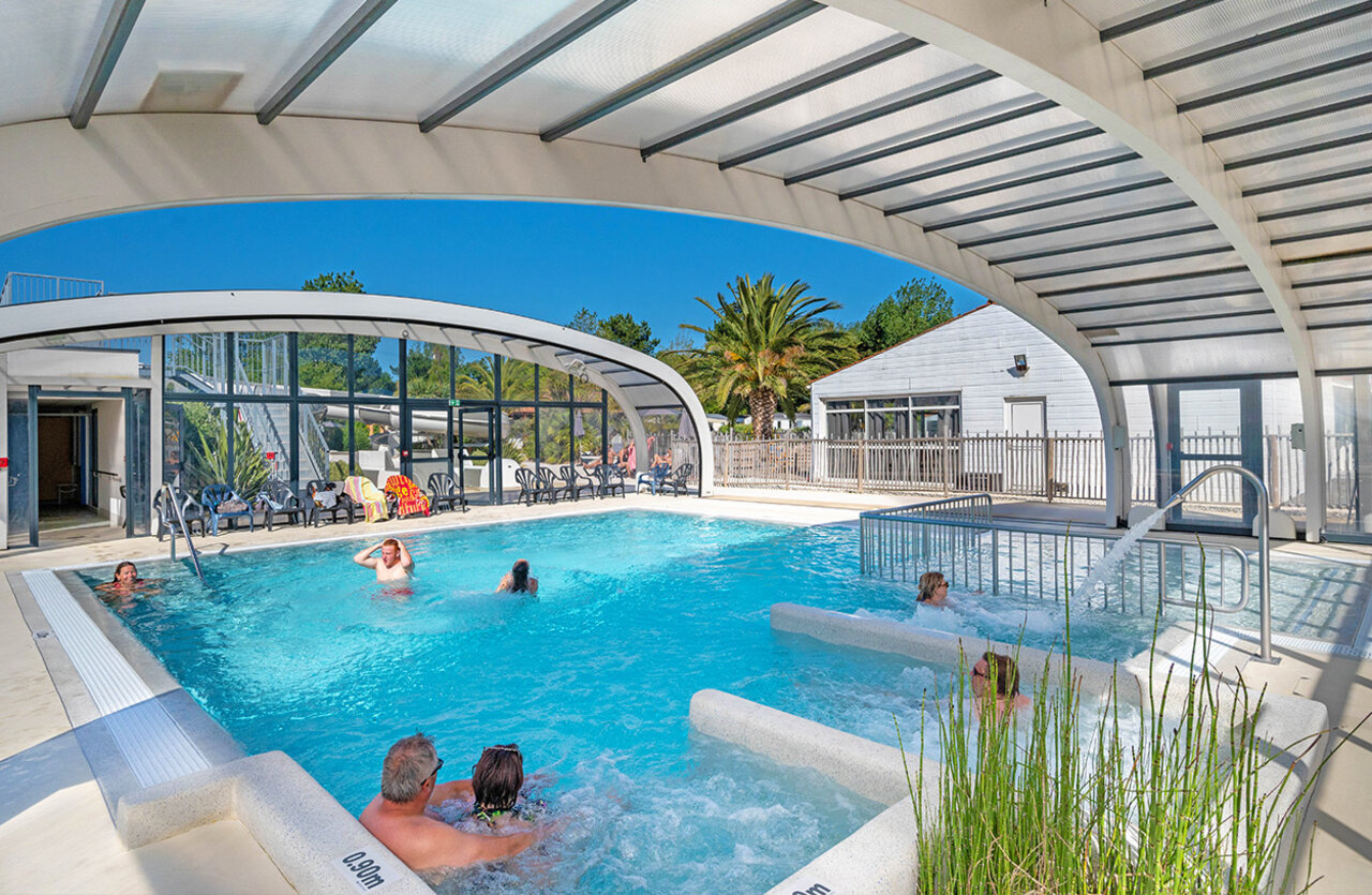 Piscine couverte, jacuzzi et toboggan au camping CLICOCHIC Cabanes d Ol�ron � ST GEORGES D'OLERON (17).