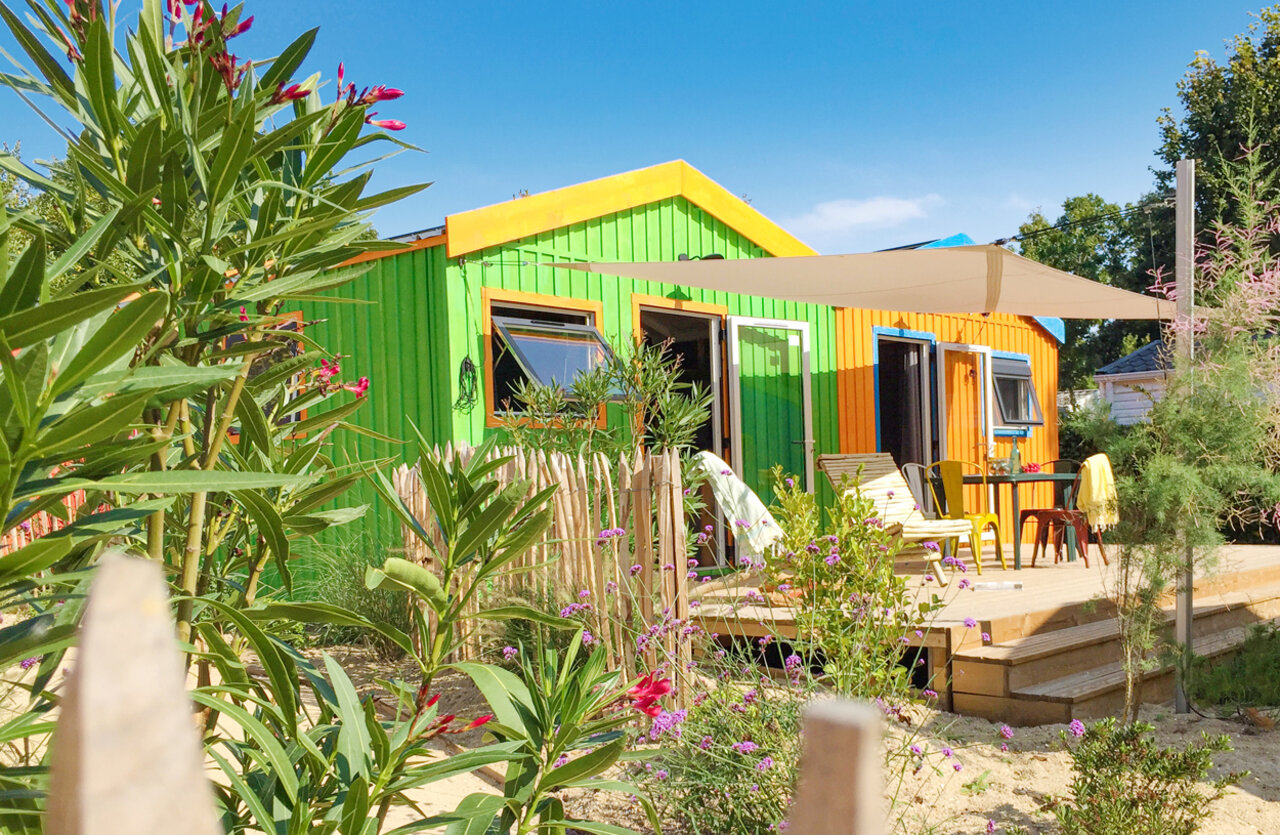 Mobile home color� avec terrasse am�nag�e au camping CLICOCHIC Cabanes d Ol�ron � ST GEORGES D'OLERON (17).