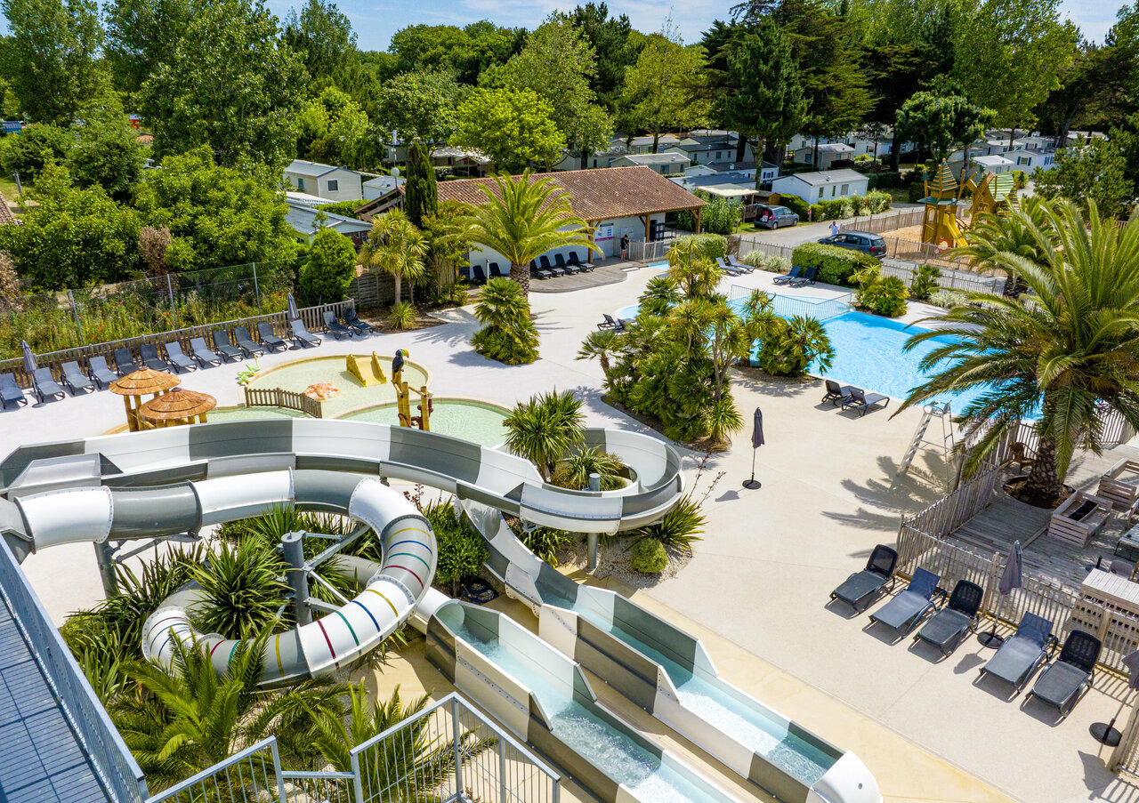 Parc aquatique, toboggans et piscines au camping CLICOCHIC Cabanes d Ol�ron � ST GEORGES D'OLERON (17).
