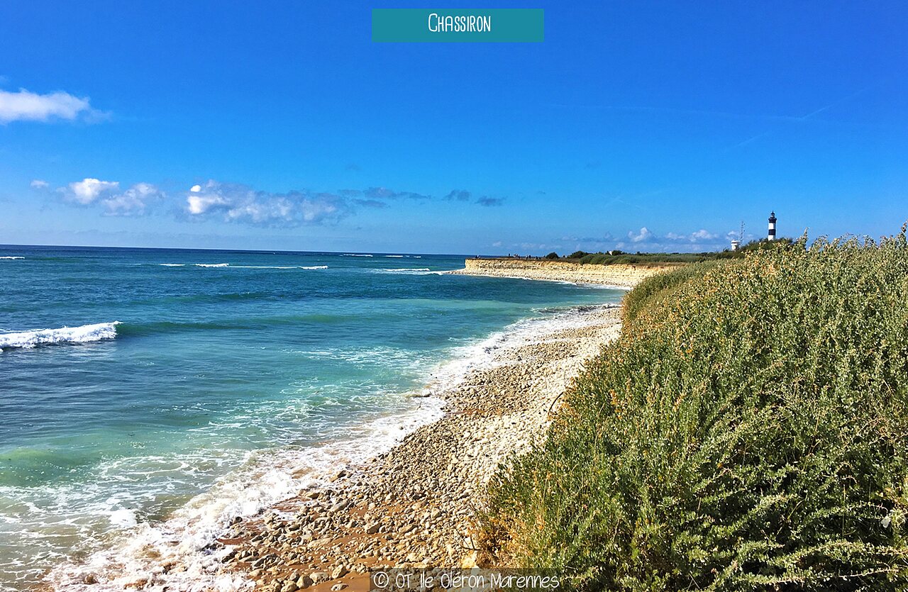 Phare de Chassiron et c�te rocheuse de l'�le d'Ol�ron, Charente-Maritime.