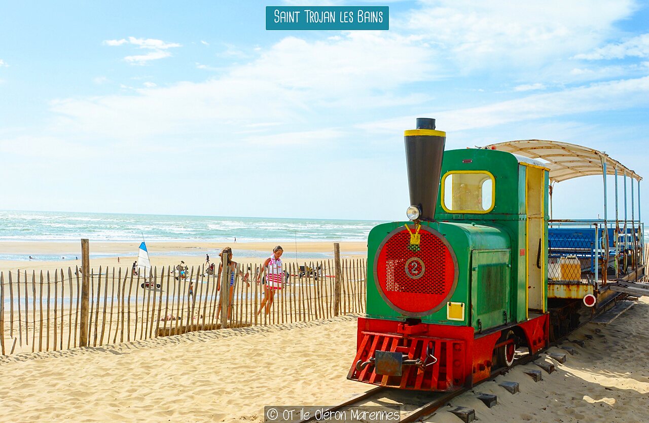 Petit train touristique sur la plage de Saint-Trojan-les-Bains, �le d'Ol�ron.