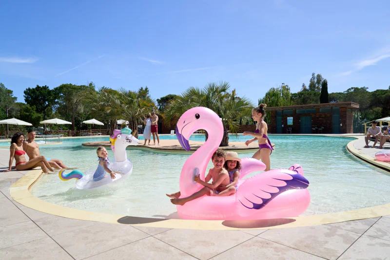 Piscine, enfants et jeux gonflables au camping CAPFUN Campo dei Fiori � Rosignano Marittimo (57).