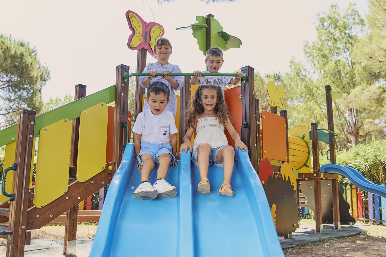 Enfants sur toboggans au camping CAPFUN Campo dei Fiori � Rosignano Marittimo.