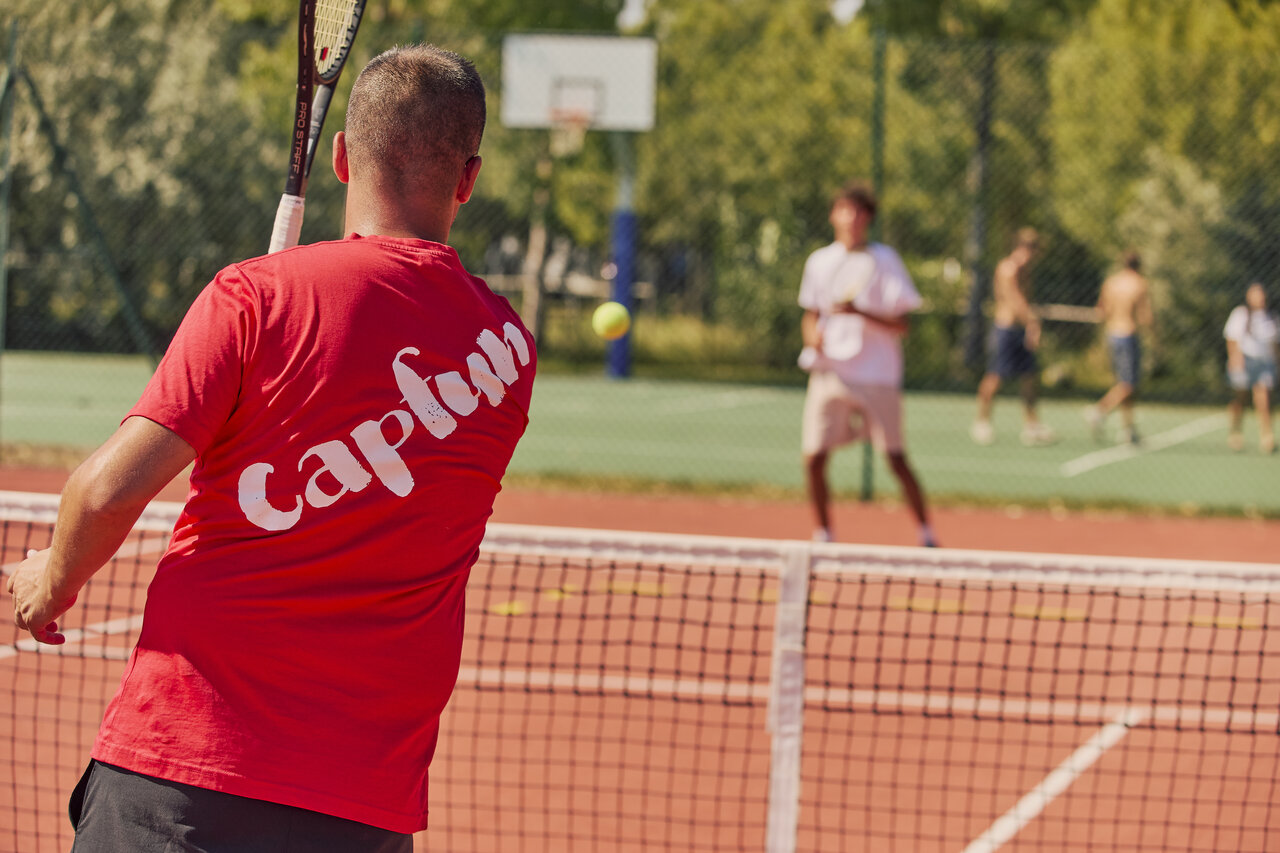 Tennis sur court au camping CAPFUN Campo dei Fiori � Rosignano Marittimo.