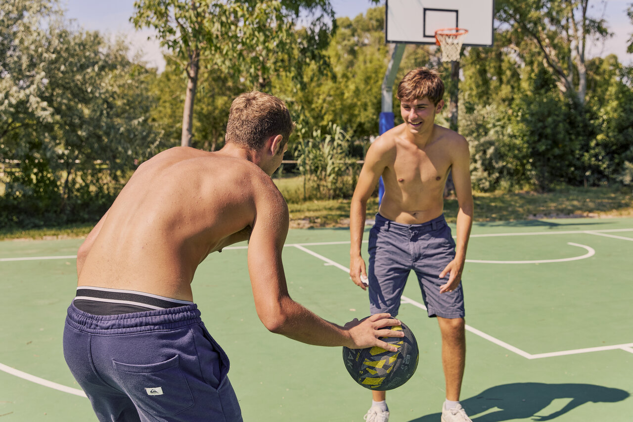 Jeunes jouant basketball sur terrain multisport au camping CAPFUN Campo dei Fiori � Rosignano Marittimo (57).