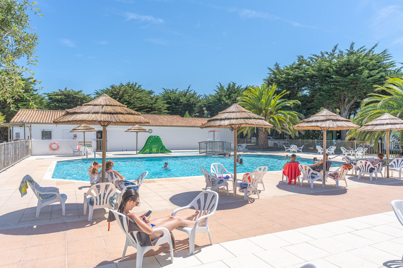 Piscine ext�rieure avec toboggan et transats, au camping CLICOCHIC Camp du Soleil � Ars-en-R� (17).